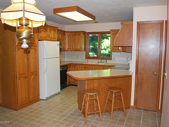 3rd image of 14353 Croswell St