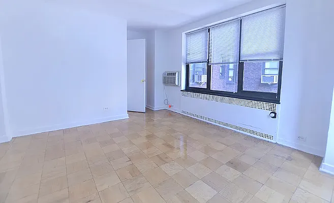 Rented by Manhattan Realty Group | media 2