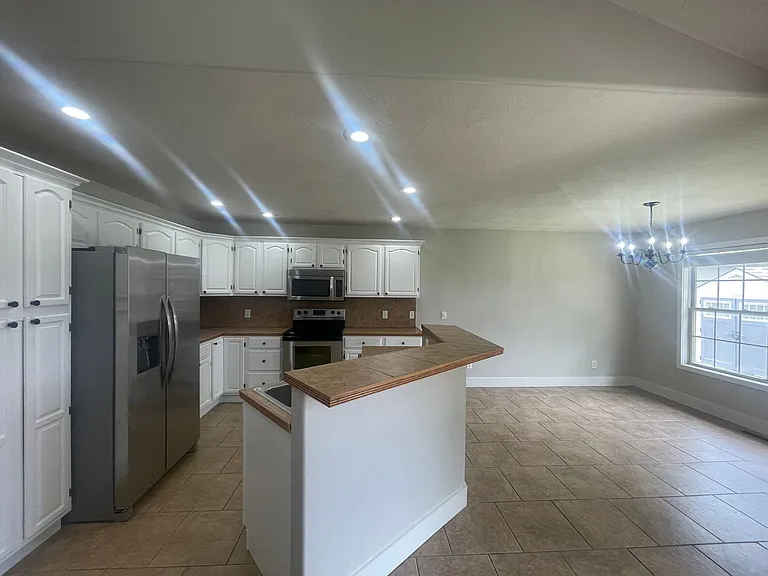 772 E Weller Ct — Photo 4