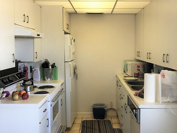 3rd image of 4001 Oakridge Dr #A