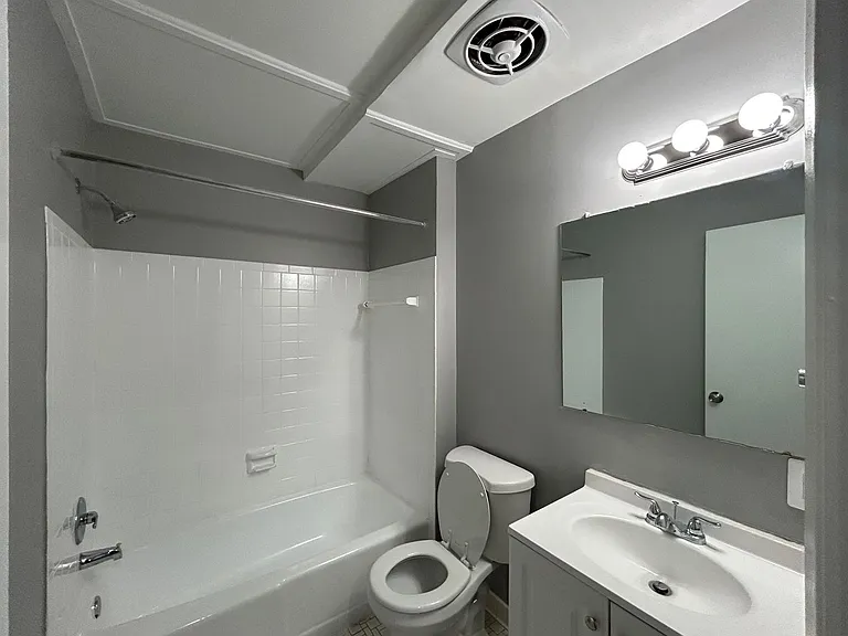 Hampshire House Apartments — Photo 10