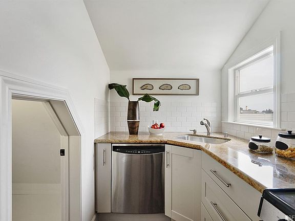 5th image of 945 Stanyan St APT 4