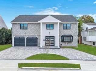 94 Jeffery Ln, Oceanside, NY 11572