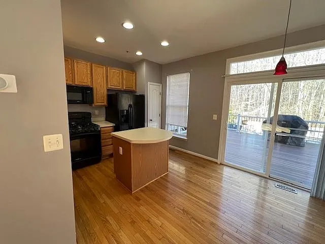 3 bed, 3.5 bath, 1400 sqft, $3,150 — Photo 4