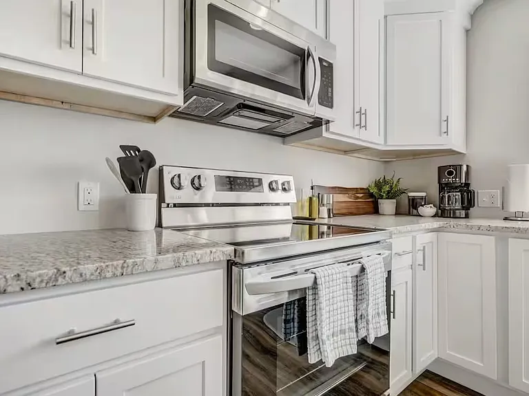 2220 E La Salle St — Photo 40