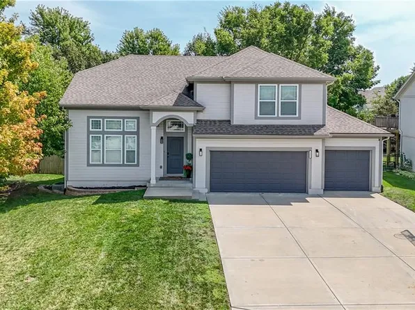 1221 SW Nagona Ln, Lees Summit, MO 64082