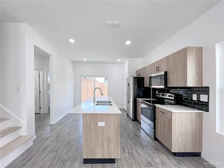 3610 S Veterans Blvd #5 — Photo 3