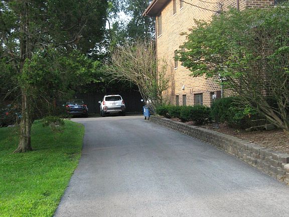 3rd image of 453 Burlington Ave