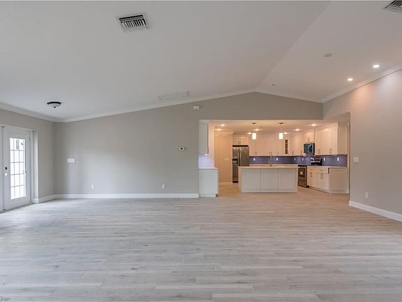 5th image of 906 Atherton Ave