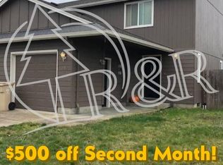 882 S 9th St, Harrisburg, OR 97446