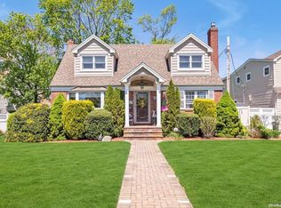 216 Fox Ct, Merrick, NY 11566