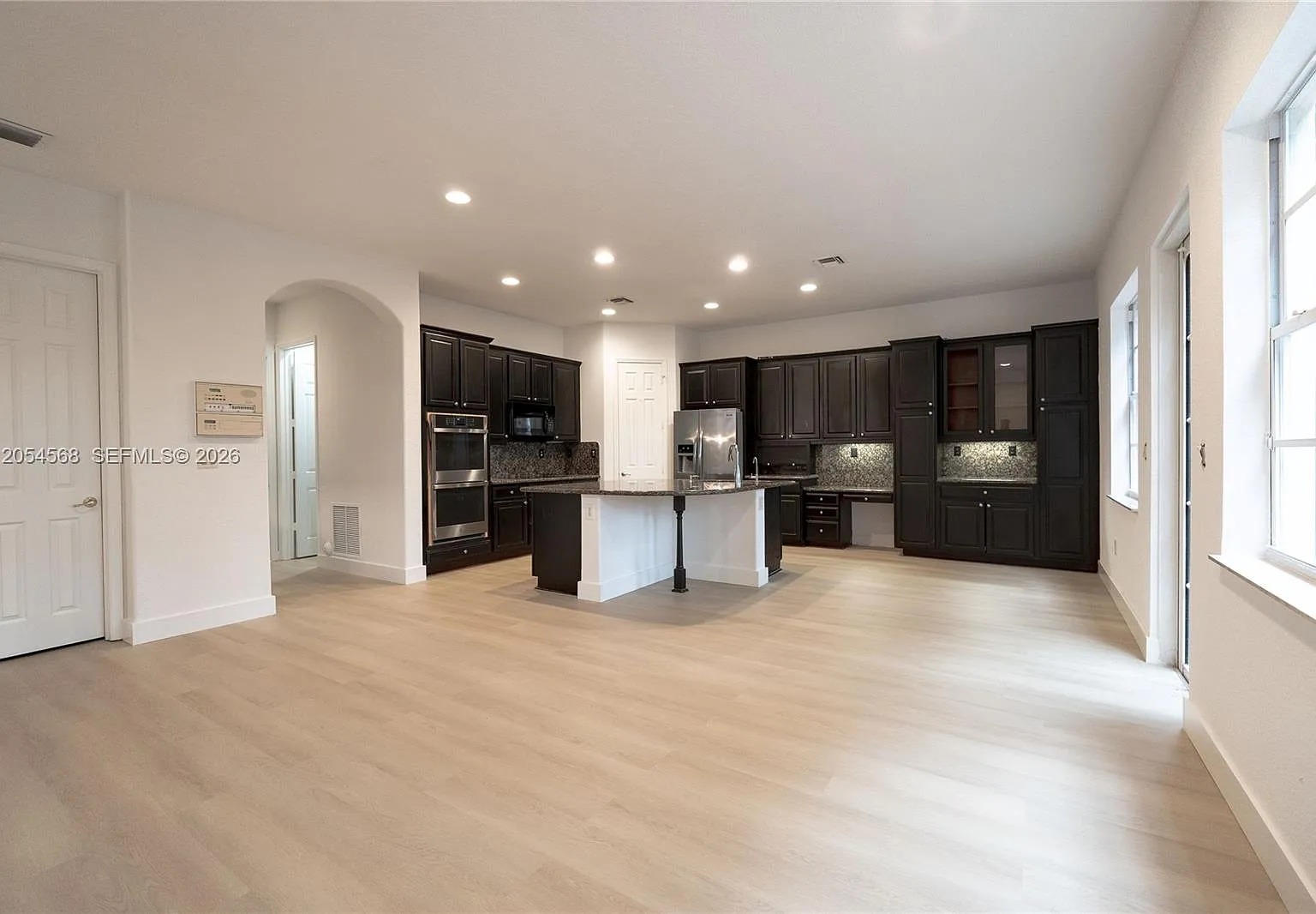 5 bed, 3437 sqft, $8,200 — Photo 2