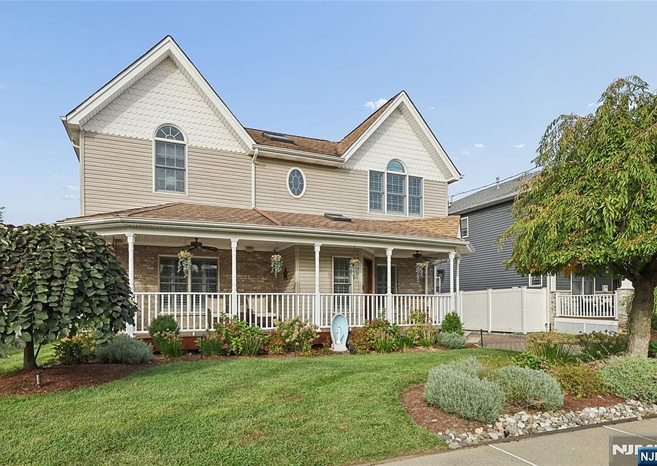 1st image of 599 Oak Avenue