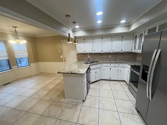 3rd image of 525 Old English Rd