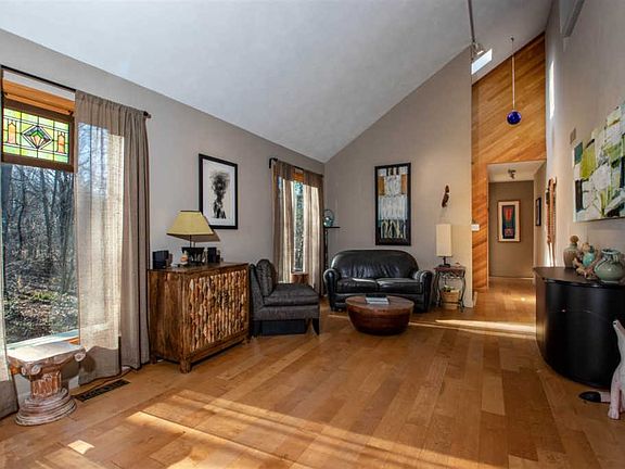 4th image of 32 Reidwood Ln