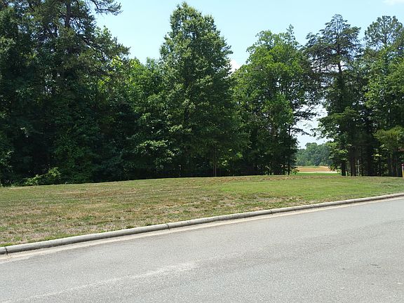 Sits facing the golf course