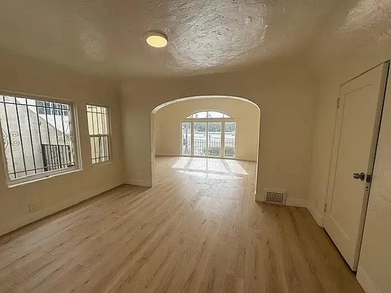 2340 N Cahuenga Blvd #B — Photo 9