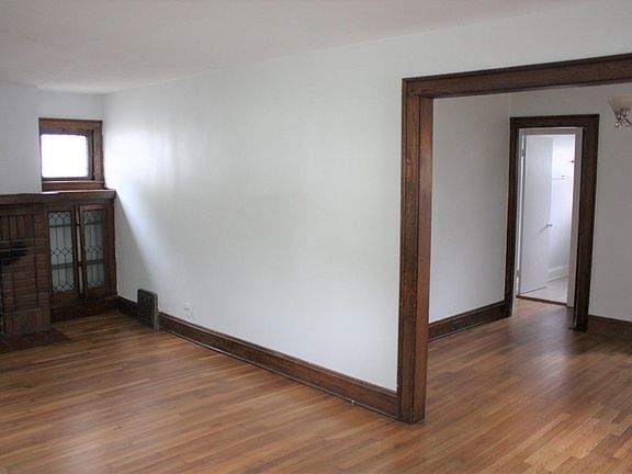 4th image of 1561 Parkwood Rd