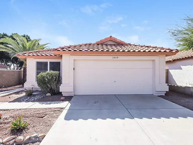 7549 W Kerry Ln — Photo 2