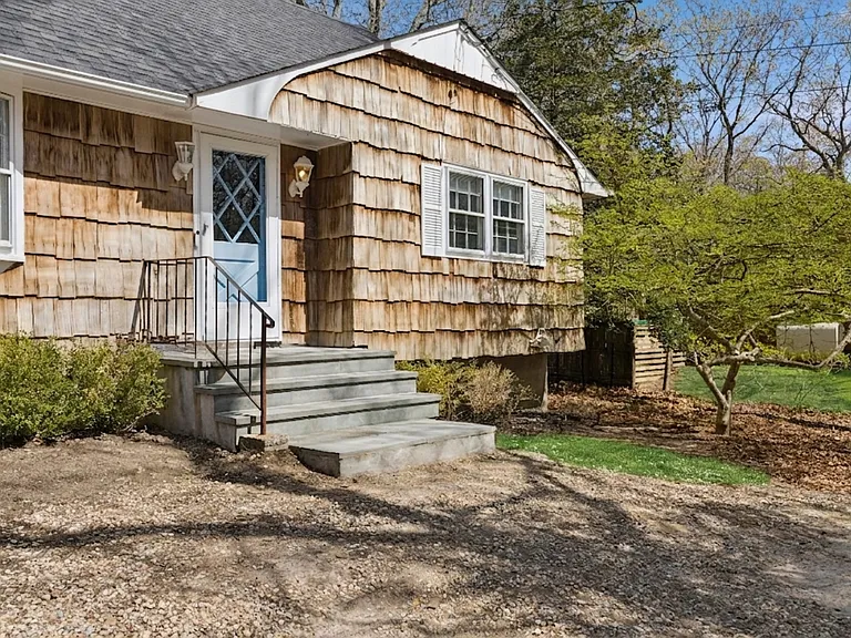 135 Pembroke Dr — Photo 2