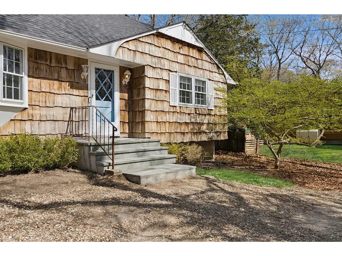 Building Photo - 135 Pembroke Dr