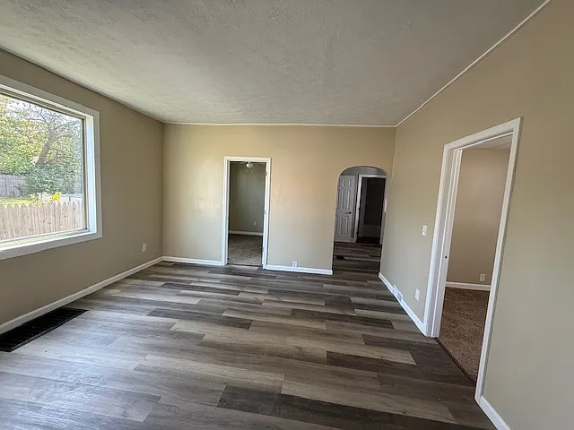 2 bed, 1000 sqft, $1,300 — Photo 2