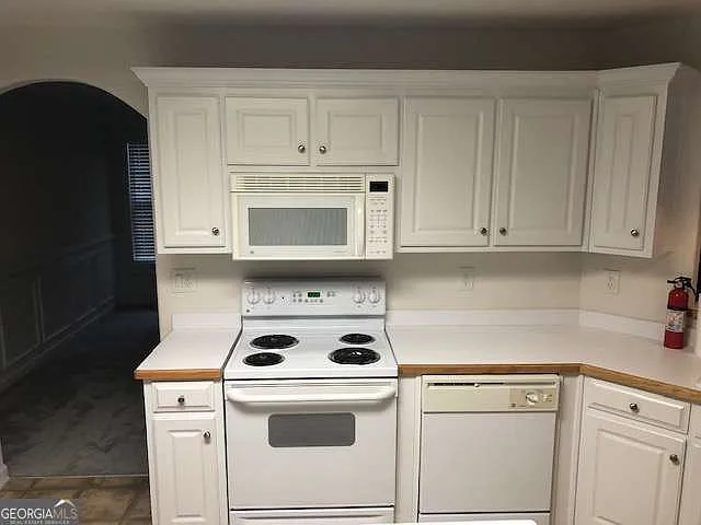 225 Lexington Cir — Photo 15