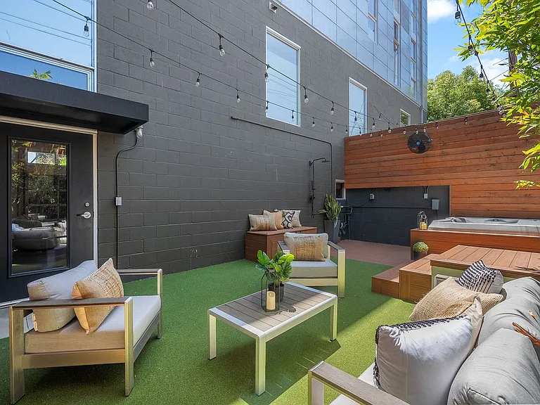 1037 N Laurel Ave #19C — Photo 81