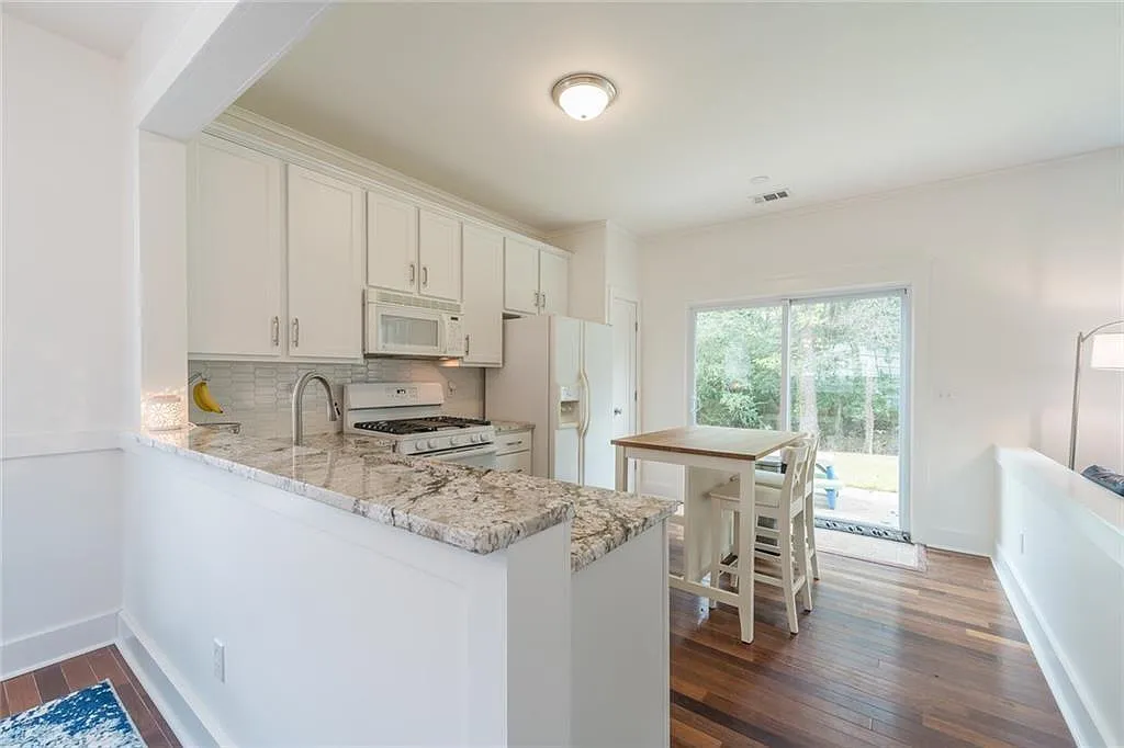 3 bed, 1435 sqft, $2,200 — Photo 3