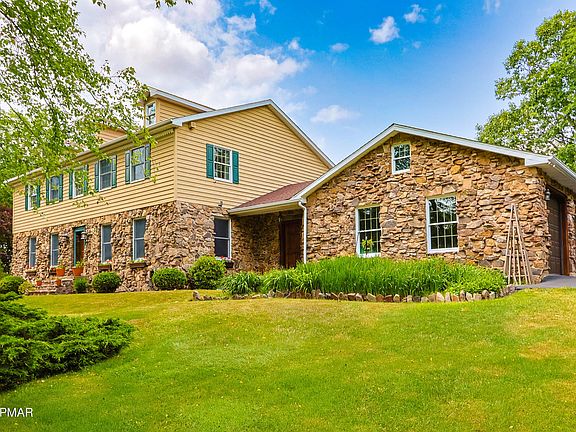 3rd image of 63 Conyngham Crest Dr