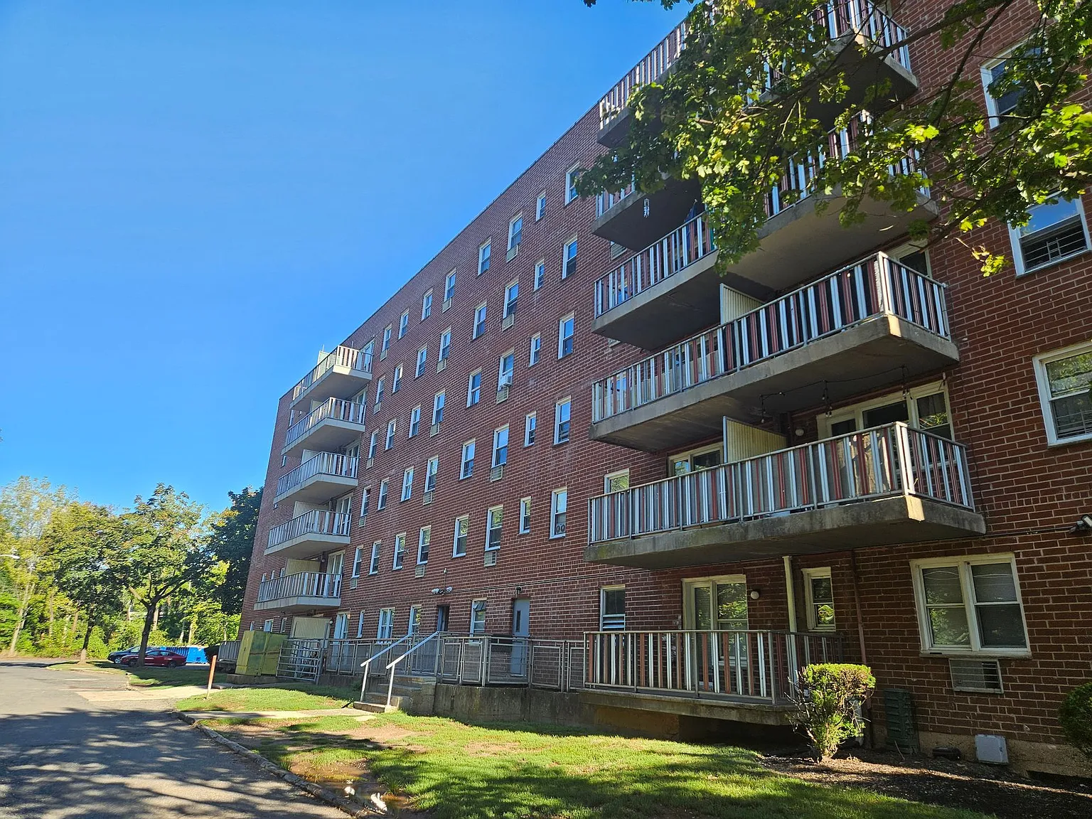 Lexington Apartments — Photo 3