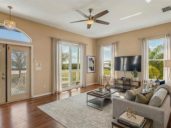 4th image of 402 Shore Dr W