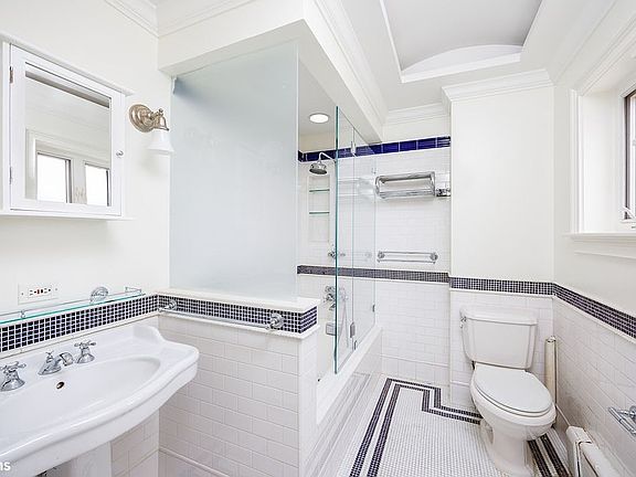 5th image of 310 W 72nd St Unit Penthouse 3