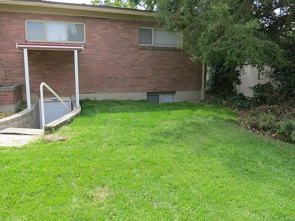 This is the stairway down to the basement entrance