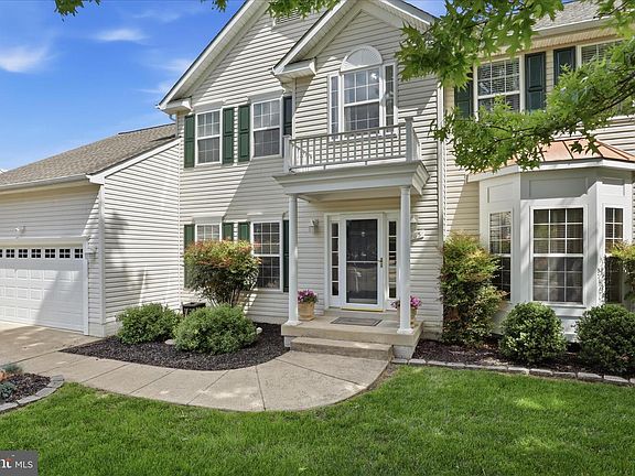 4th image of 265 Fox Chase St