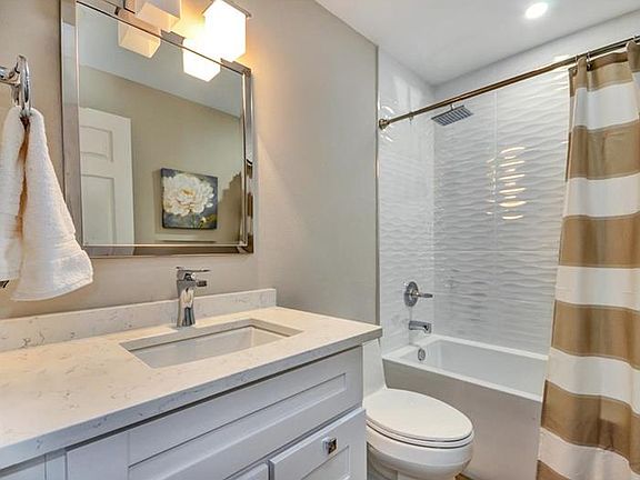 4th image of 4807 Bayshore Blvd APT D5