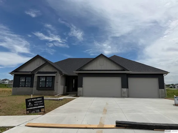21854 Amber Cir, Gretna, NE 68028