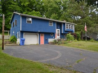 1475 Willowdale Dr, Macedon, NY 14502