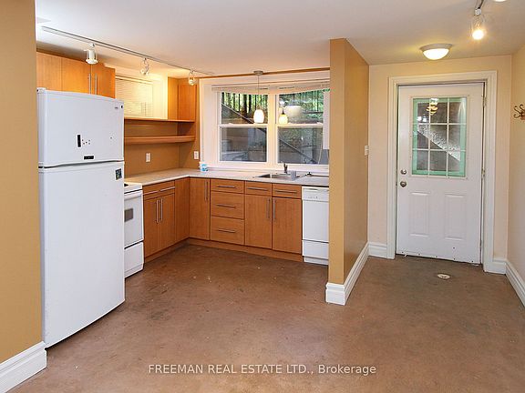3rd image of 27 Rossmore Rd W