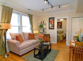 628 W Roscoe St, Chicago, IL 60657