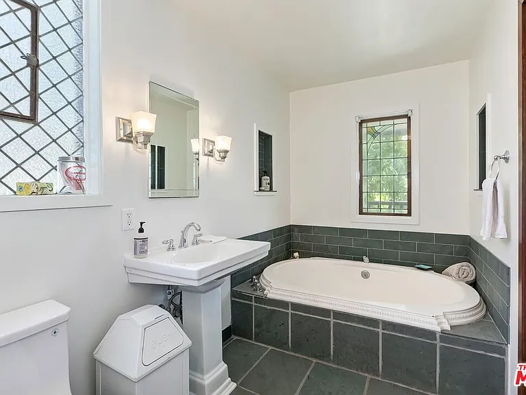 515 N Kenter Ave — Photo 18