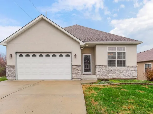 810 Pinehurst Dr, Lansing, KS 66043