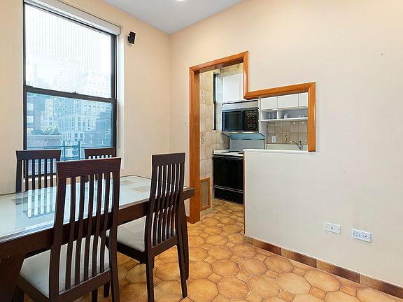 4th image of 26 E 63rd St APT 10C