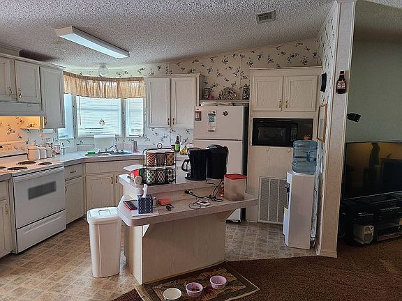 3rd image of 221 Osprey Ln