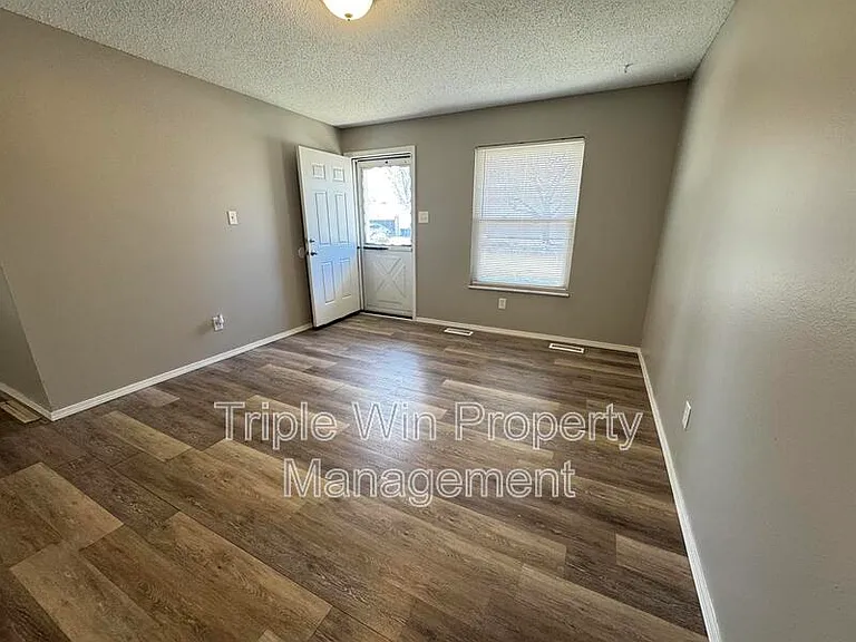 513 Coachway Ln — Photo 10