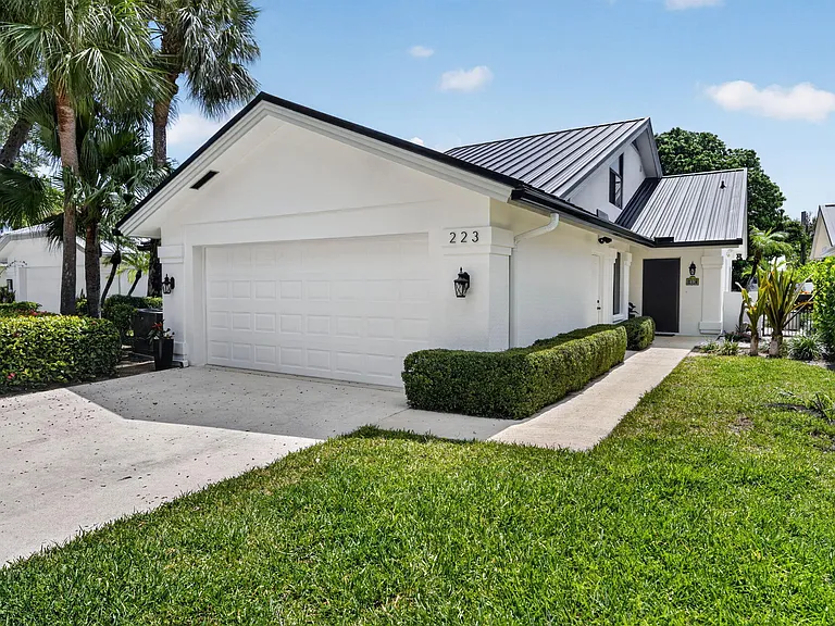 223 E River Park Dr — Photo 1
