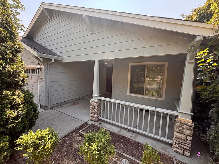3052 Gary Dr — Photo 2