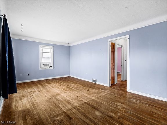 3rd image of 270 E 330th St