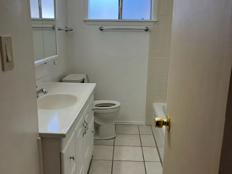 902 Oakwood St — Photo 10