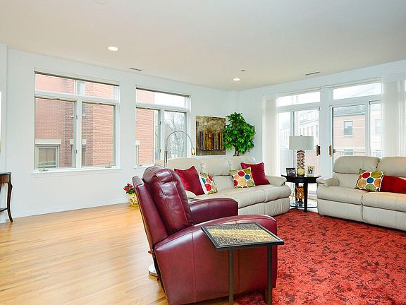 3rd image of 1155 W Armitage Ave APT 208